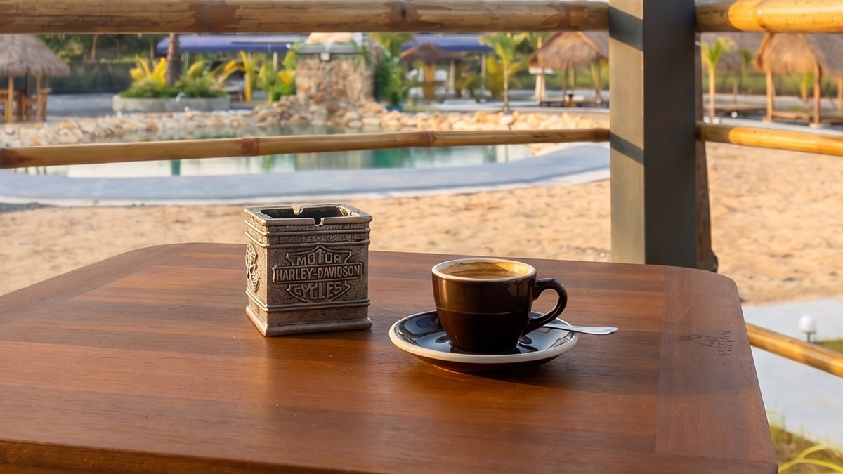 Café frais sur la terrasse privée